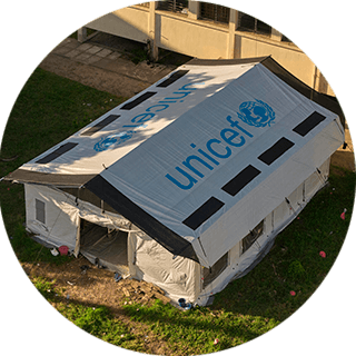 Una carpa grande de UNICEF colocada para dar refugio durante la emergencia