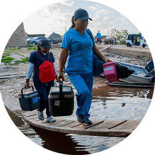 Funcionario de UNICEF llegando con suministros para ayudar a la niñez en necesidad